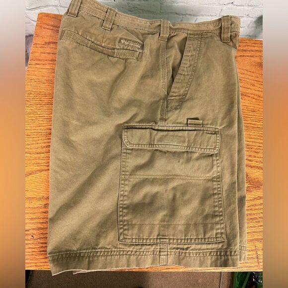 Columbia Cargo Shorts.  - Picture 4 of 5